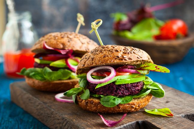 Burger z warzyw? Tak! Rośliny strączkowe są bogate w błonnik i białko, dlatego warto od czasu do czasu zamienić mięso na wegetariański przysmak