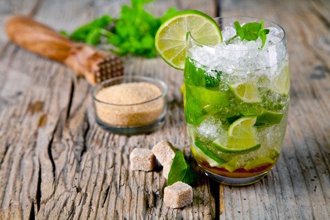 Świeże owoce i zioła to najlepsze składniki do drinków – mają dużo smaku, ale mało kalorii