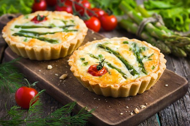 Szparagi mogą urozmaicić smak wielu potraw. Doskonale smakują w sałatkach, daniach z makaronem i tartach