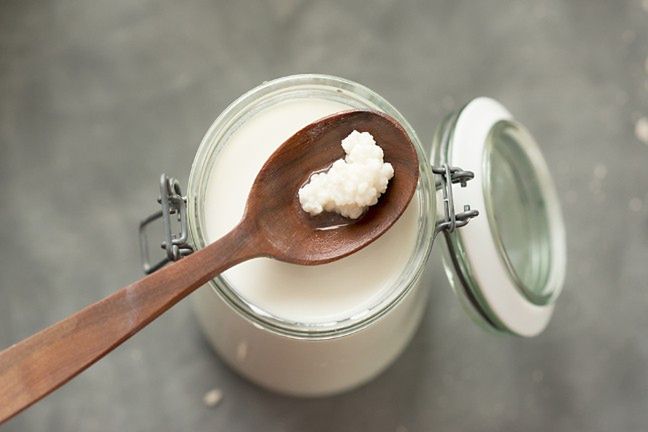 Aby uzyskać kefir, do mleka zwierzęcego dodaje się granulki z bakteriami, dzięki którym zachodzi proces fermentacji