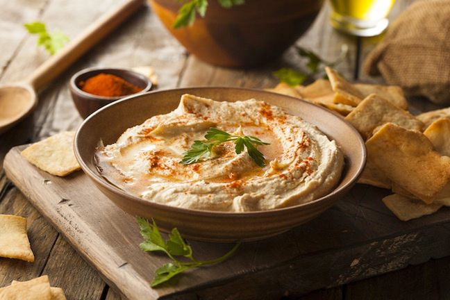 Hummus jest najczęściej przygotowywany z ciecierzycy, oliwy, tahini, soku z cytryny, czosnku oraz przypraw