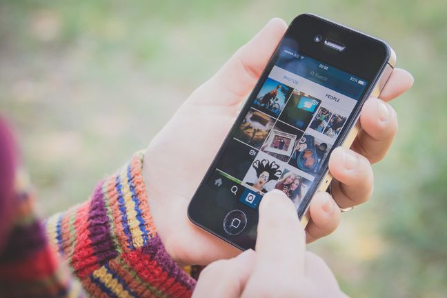 Analiza zawartości kont założonych na Instagramie pozwoliła naukowcom określić, w jaki sposób funkcjonują na portalu dorośli, a w jaki osoby nastoletnie
