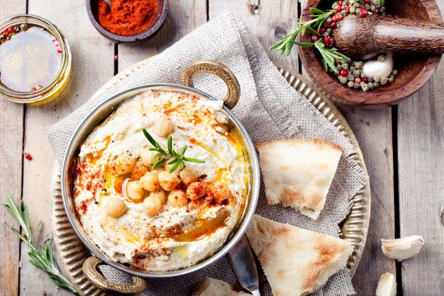 Hummus to bliskowschodni dip na bazie ciecierzycy, która jest bogata w białko oraz błonnik