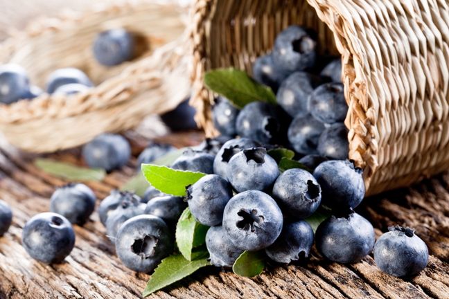 Z czym jeść borówki amerykańskie? Świetnie smakują z jogurtem, muesli oraz w deserach. Można je też dodawać do sałatek