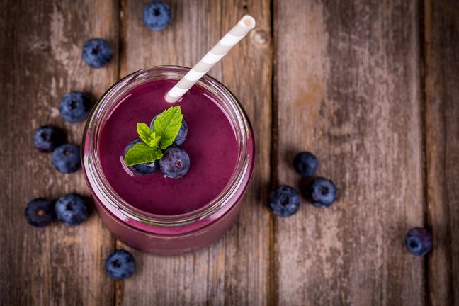Jagodowe smoothie to doskonała propozycja dla fanów owoców sezonowych