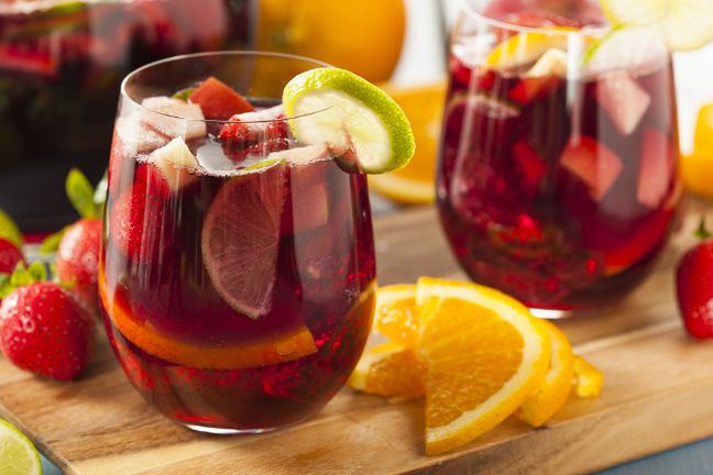 Tradycyjną sangrię robi się z czerwonego wina, ale możesz również wykorzystać białe wino i dodać do niego plasterki cytryn, limonek, pomarańczy, jabłek