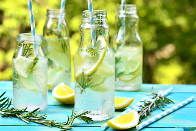 Zioła świetnie sprawdzą się w drinkach oraz koktajlach bezalkoholowych. Dobrym pomysłem jest dodanie świeżych gałązek do lemoniad i mrożonych herbat