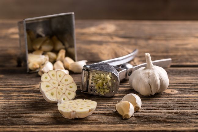 Czosnek na cholesterol? Część badań wykazała, że jedzenie potraw przyprawionych czosnkiem może być skuteczne w walce z cholesterolem