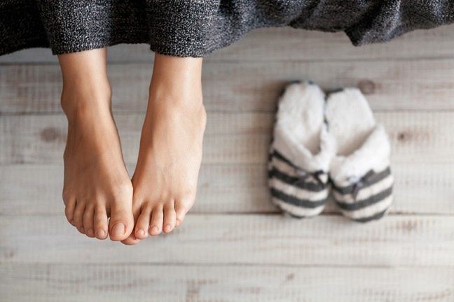 Uczucie zimnych stóp i dłoni może być wynikiem problemów z krążeniem krwi