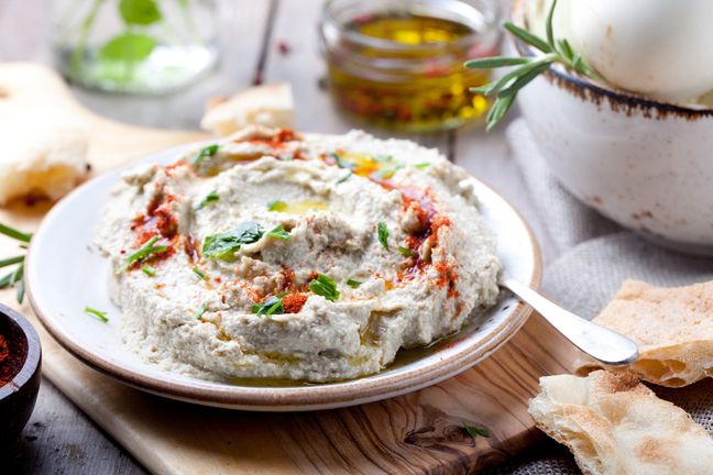 Baba ghanoush to dip z pieczonego bakłażana z dodatkiem pasty tahini, soku z cytryny, soli i oliwy z oliwek