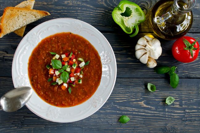 Gazpacho to chłodnik z pomidorów, ogórków, papryki, cebuli i czosnku. Idealnie sprawdzi się na letni obiad w upalny dzień