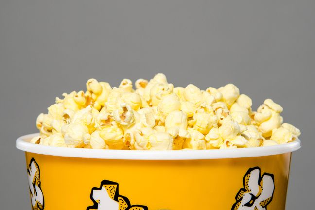 Prażone ziarna kukurydzy, czyli popcorn, nie są tak szkodliwe dla naszego organizmu, jak opakowanie, w którym są przygotowywane w mikrofalówce. Znacznie zdrowiej jest przygotowywać tę przekąskę na patelni