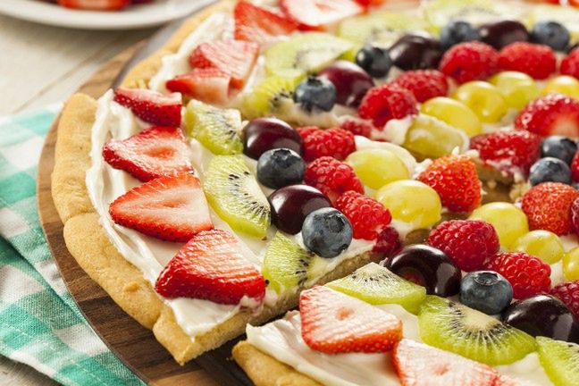 Jeśli chcesz podać swoim dzieciakom zdrową pizzę, wybierz tę z sezonowymi owocami i pełnoziarnistym ciastem