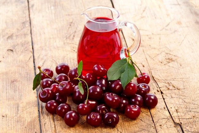 W lecie, czyli w szczycie wiśniowego sezonu, najlepiej jest pozyskać sok z tych kwaskowatych owoców i zamknąć go w butelkach. W ten sposób będziemy mogli cieszyć się wiśniowym smakiem przez cały rok