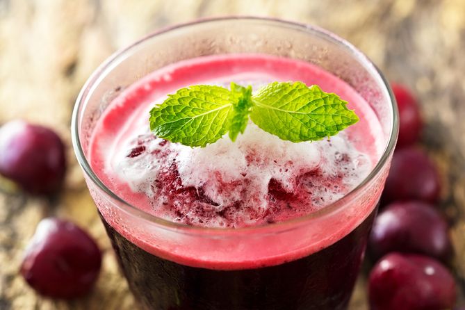 Wiśniowe smoothie to idealna propozycja na upalne dni, zwłaszcza dla aktywnych