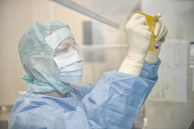 Farmaceutka Nutrico kontrolująca jakość sporządzanej mieszanki do żywienia dożylnego