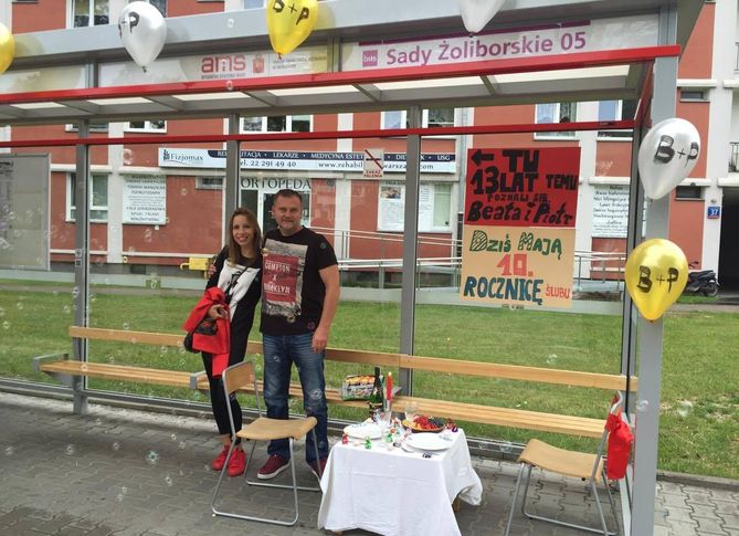 Rocznicę świętowali na... przystanku!