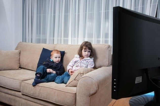 123RF: Dzieci przed telewizorem