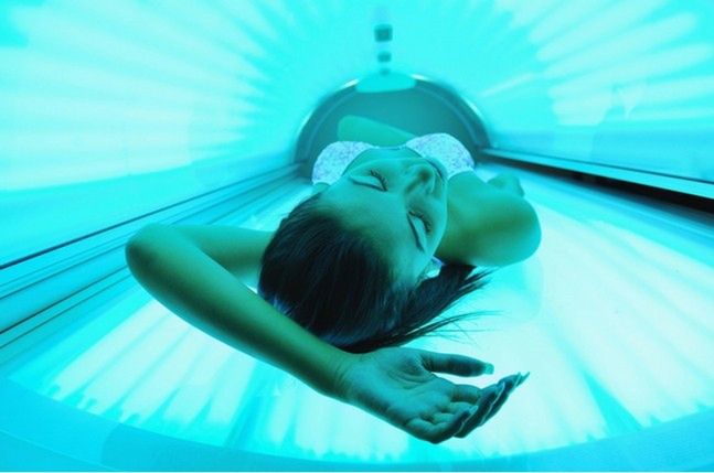 123RF: Młodzież w solarium
