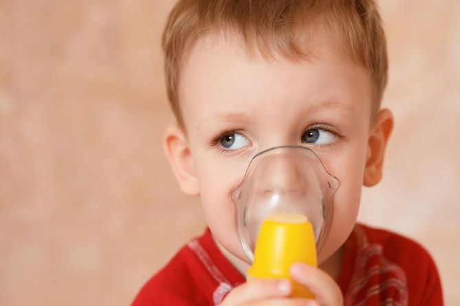 Inhalacja chorego dziecka / 123rf