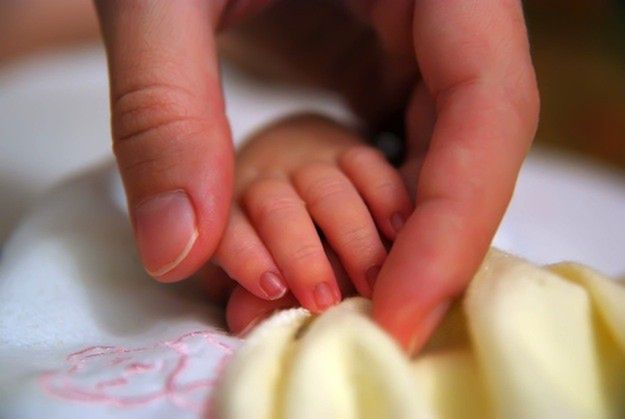 Pielęgniarka upuściła na podłogę 6-miesięczną dziewczynkę