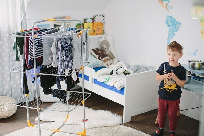 Wygląda na najgrzeczniejsze dziecko na świecie, prawda? Ale tylko on już wie, co można zrobić ze świeżo upranymi bluzeczkami na suszarce tak, by mama musiała znów wrzucić je do pralki :D