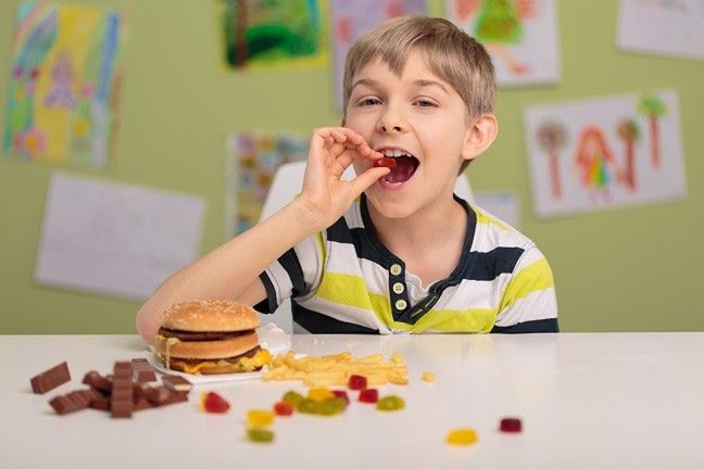 Reklamy powodują, że dzieci jedzą coraz więcej niezdrowego jedzenia