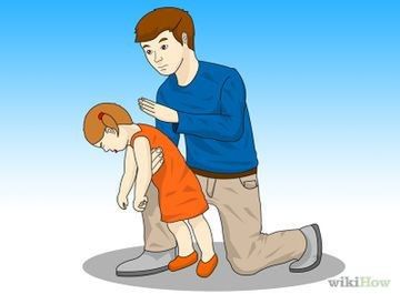 Pierwsza pomoc przy zakrztuszeniu dziecka/ Pinterest