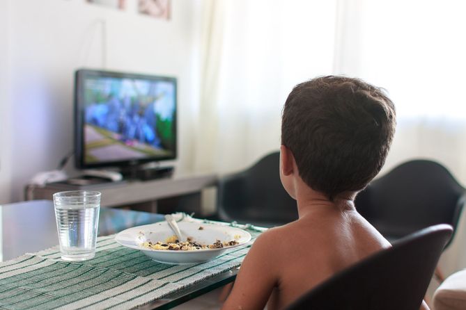 Oglądanie reklam w telewizji wzmaga podjadanie wśród dzieci