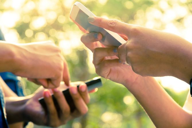 Współczesna młodzież spędza większość czasu przylepiona do swojego smartfona