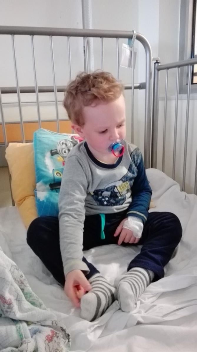Kornelek większość swojego dzieciństwa spędził w szpitalu