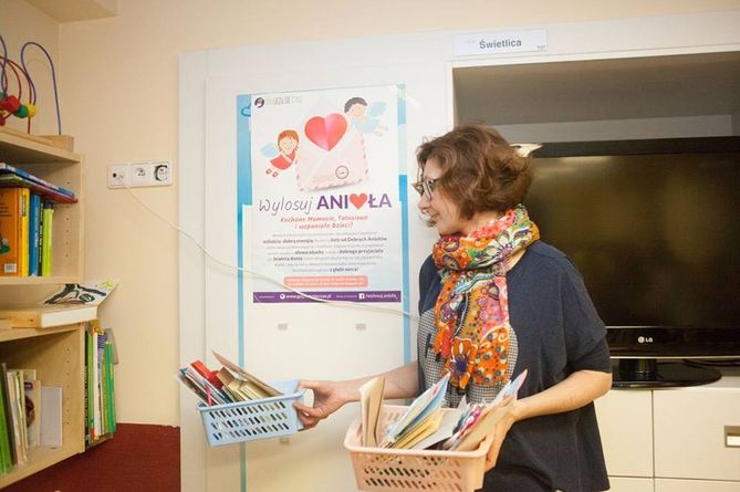 Dzieci na oddziałach onkologicznych losują kartki ze specjalnie przygotowanych koszyczków