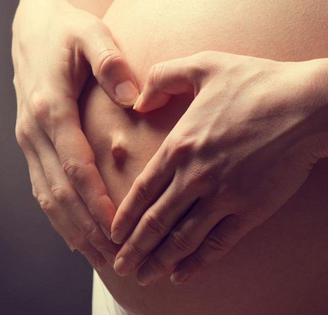 Plamienie przypominające okres w ciąży nie zawsze jest niepokojącym objawem
