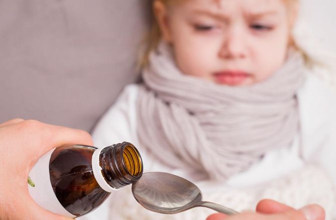 Jak zbić gorączkę u małego dziecka? Zanim sięgniemy po leki przeciwgorączkowe warto wypróbować domowe sposoby na obniżenie gorączki