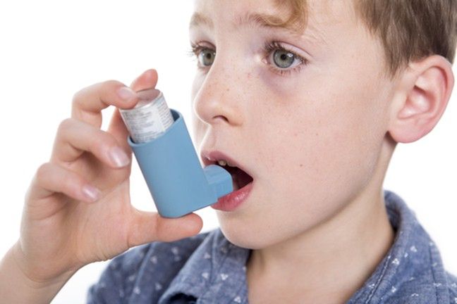 Dzieci, które używają inhalatora nawet w przypadku lekkich ataków astmy, są mniej narażone na otyłość