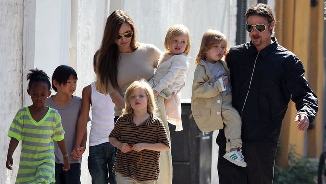 Angelina Jolie i Brad Pitt z dziećmi
