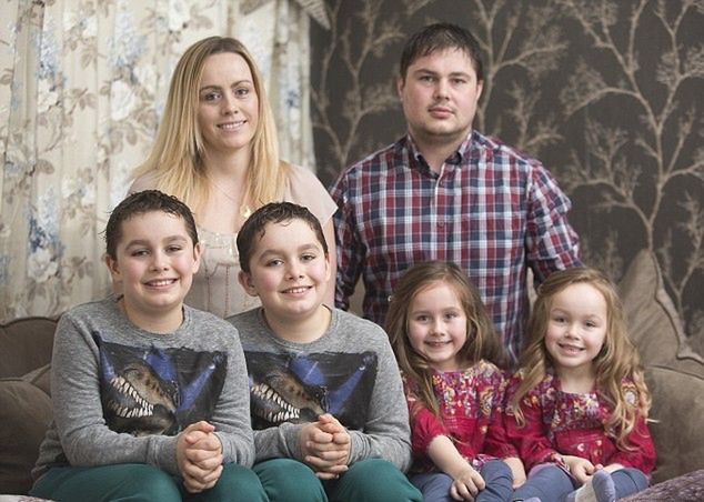 Emma z mężem i dwiema parami bliźniąt