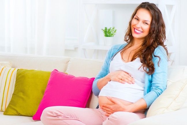 Podczas czternastego tygodnia ciąży mama powinna dużo wypoczywać w pozycji leżącej lub siedzącej