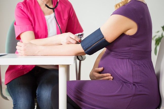 Jeśli w 32 tygodniu ciąży zaobserwujesz u siebie swędzenie dłoni i stóp oraz zażółcenie skóry, możliwe jest wystąpienie cholestazy