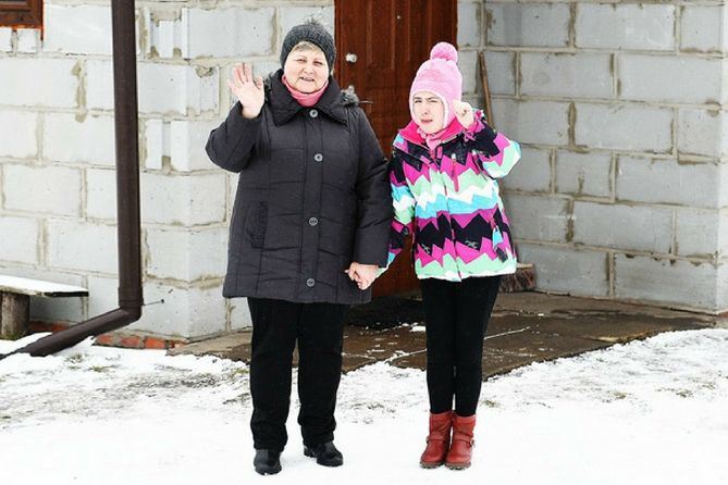 Pani Wanda i Ewa przed domem (stan przed remontem)