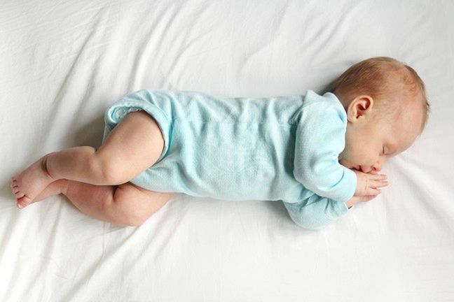 Dziecko w 4 miesiącu życia zwraca coraz więcej uwagi na otaczające go obiekty