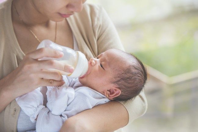 Mleka matki nie powinniśmy mieszać z mlekiem modyfikowanym