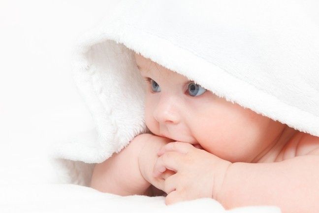 Ubieranie noworodka to często pewne wyzwanie dla nowych rodziców