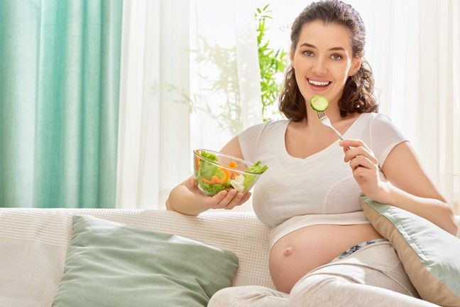 Kobiety w ciąży powinny spożywać bogatą i zbilansowaną dietę, ponieważ będzie miała ona wpływ na rozwój płodu