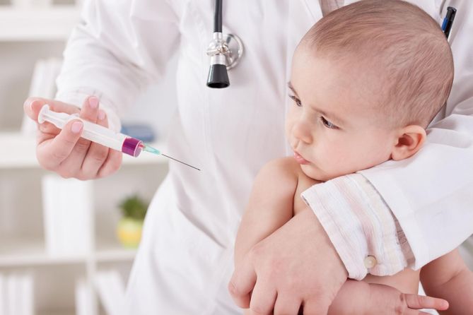 Niemowlęta często zmagają się z problemem suchej skóry