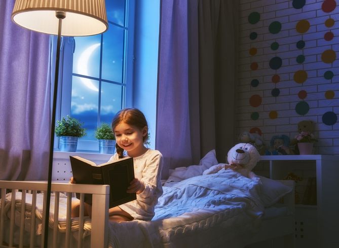Lampka nocna w pokoju dziecięcym nie powinna świecić zbyt mocno
