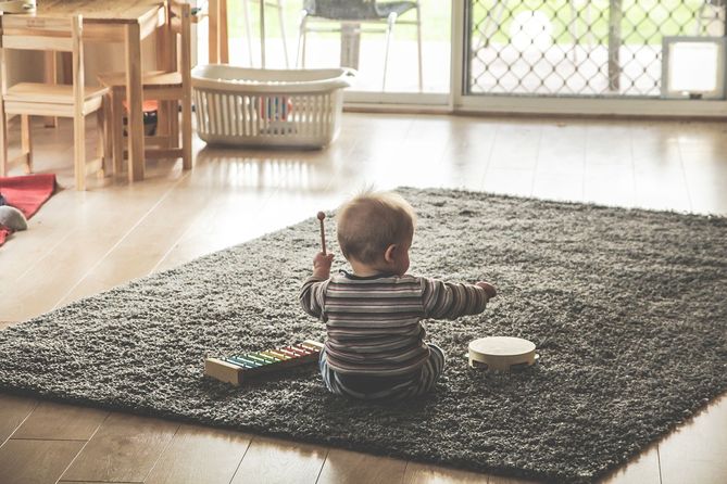 W funkcjonalnym salonie, w którym mają przebywać dzieci, warto położyć matę, na której maluch będzie się bawił