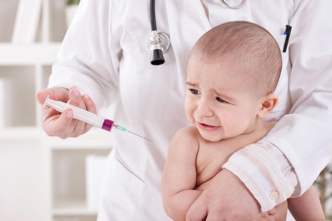 Często odwodnienie u dzieci spowodowane jest niechęcią do picia i jedzenia