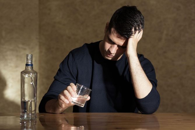 Bywa, że cierpiący na depresję szukają ukojenia w alkoholu