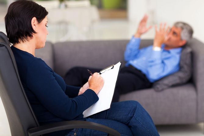 W zależności od przyczyny depresji stosuje się odpowiednią psychoterapię